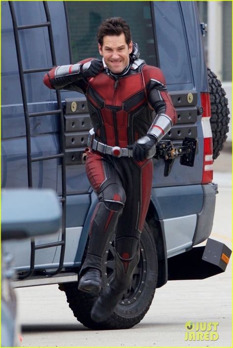 Paul Rudd Runs in Costume on the Set of 'Ant-Man and The Wasp' - First ...