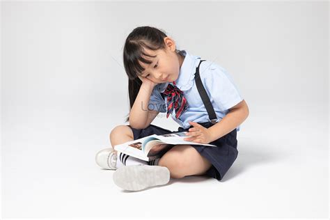 The Girl In School Uniform Is Reading A Book Picture And HD Photos ...