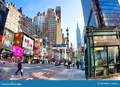 34th Street Manhattan editorial stock photo. Image of life - 25524468