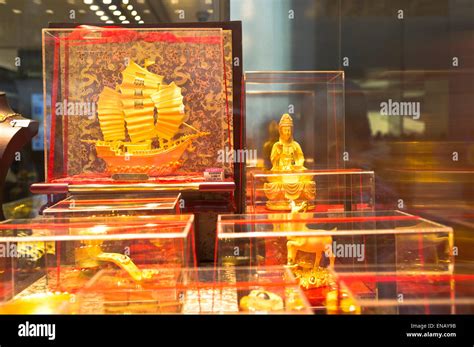 dh Gold shop SHOPPING HONG KONG Chinese gold Hong Kong shop window display luxury china buying ...