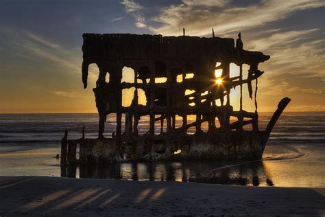 Peter Iredale Shipwreck Sunset Photograph by Mark Kiver - Fine Art America