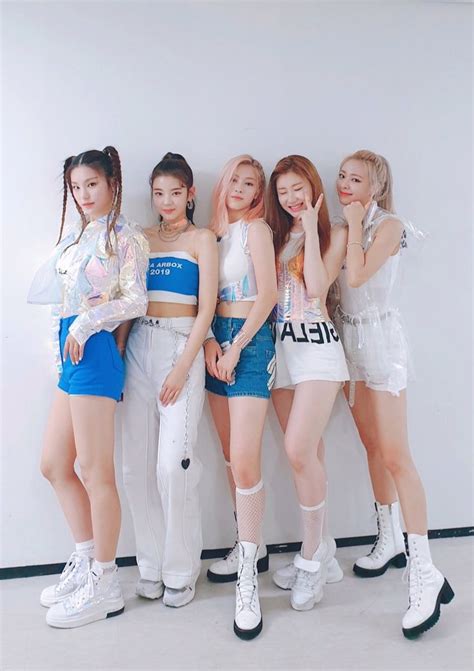 ITZY on Twitter | Itzy, Stage outfits, Kpop outfits