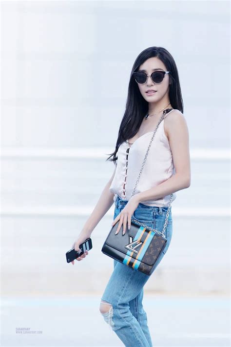 7 Photos of Tiffany's Latest Airport Fashion Showing Her Classic ...