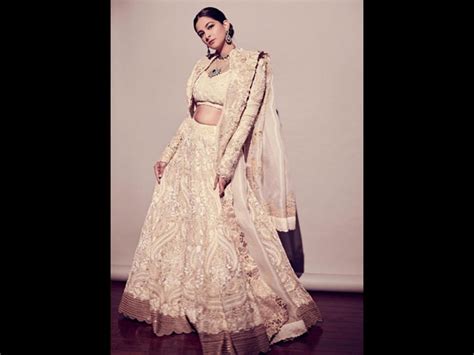 Sonam And Rhea Kapoor's In Ivory Outfits Photoshoot - Boldsky.com