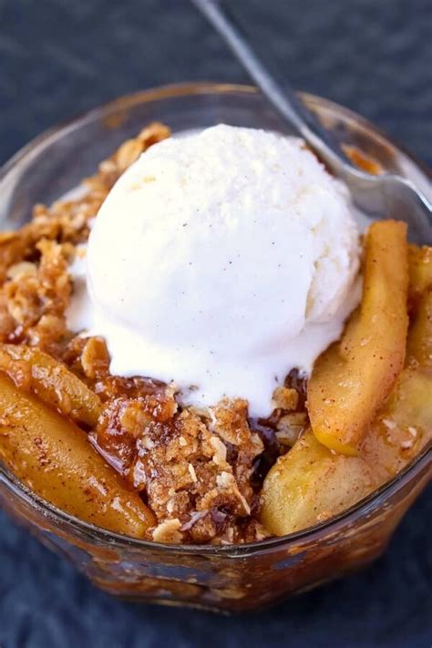 Easy Apple Crisp Recipe | Mantitlement