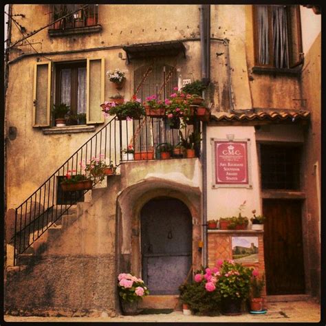 Un scorcio del centro storico di San Giovanni in Fiore in una notte d'estate | Capri italy ...