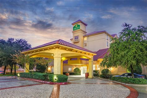 La Quinta Inn & Suites by Wyndham Dallas North Central | Dallas, TX Hotels