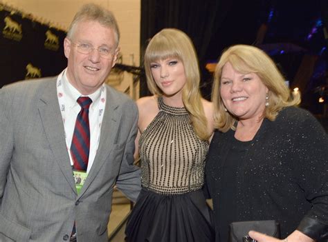 Inside Taylor Swift's Tight Bond With Her Mom and Dad