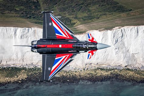 IMAGENS: Eurofighter da Equipe de Demonstração Typhoon da RAF voa sobre White Cliffs