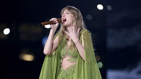 Taylor Swift draws record-breaking crowd at Pittsburgh stadium during ...