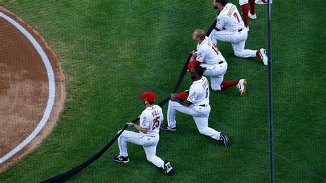 Cincinnati Reds players Garrett, Ervin kneel during anthem