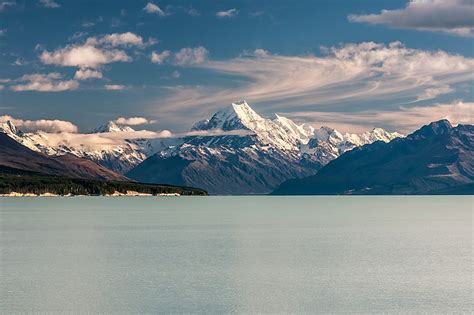 File:Aoraki over Lake Pukaki (17022267508).jpg - Wikimedia Commons