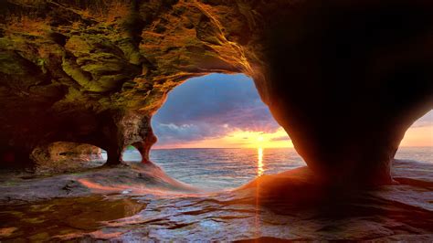 Caves on Lake Superior, Pictured Rocks National Lakeshore, Munising ...