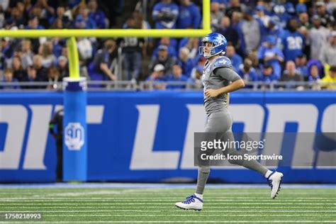 Detroit Lions quarterback Jared Goff jogs to the huddle during an NFL ...