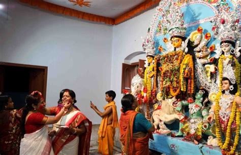 PHOTOS: Durga Puja 2017: Beautiful photos of ‘Sindoor Khela’ celebrations in Kolkata | The ...