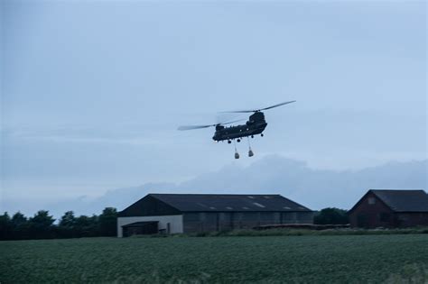 RAF Odiham on Twitter: "A Chinook from RAF Odiham is helping to stop a flood in Lincolnshire The ...