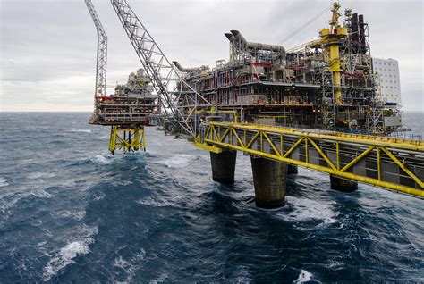 This Is Who Will Pay for Shutting Down North Sea Oil Rigs - Bloomberg