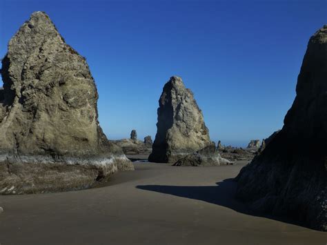 Sea stacks at Bandon, Oregon. Photography by David E. Nelson, 2016. | Scenic pictures, Scenic ...