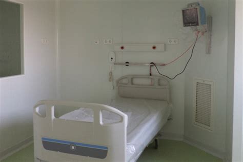 Emergency University Hospital isolation rooms for immunosuppressed people - AHL Design and ...