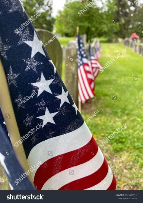 Memorial Day Flags Cemetery Veterans Graveside Stock Photo 1923825113 | Shutterstock