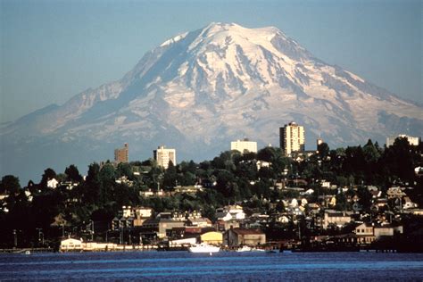 File:Mount Rainier over Tacoma.jpg - Wikimedia Commons