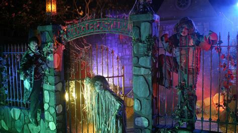 Halloween Fans, Knott’s Scary Farm Is Hiring – NBC Los Angeles