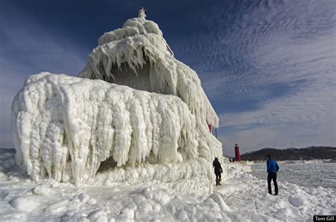 "Natural ice sculpture - Grand Haven Lighthouse on Lake Michigan [1800 ...