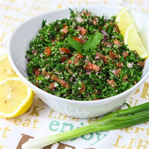 Fresh & Light Authentic Lebanese Tabbouleh Recipe | Rezepte, Arabische rezepte, Essen