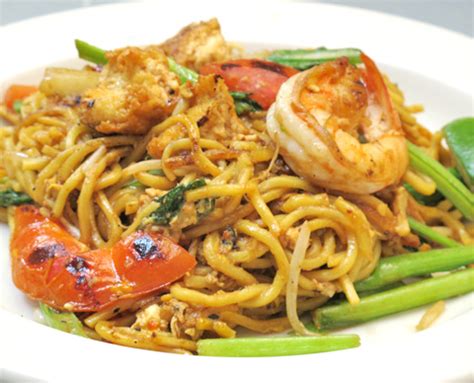 Cafe Asean | Mee Goreng (Stir-fried egg noodles with shrimp, tofu and bean sprouts)