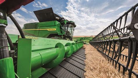 Huge John Deere X9 combine aims to conquer competition - Farmers Weekly