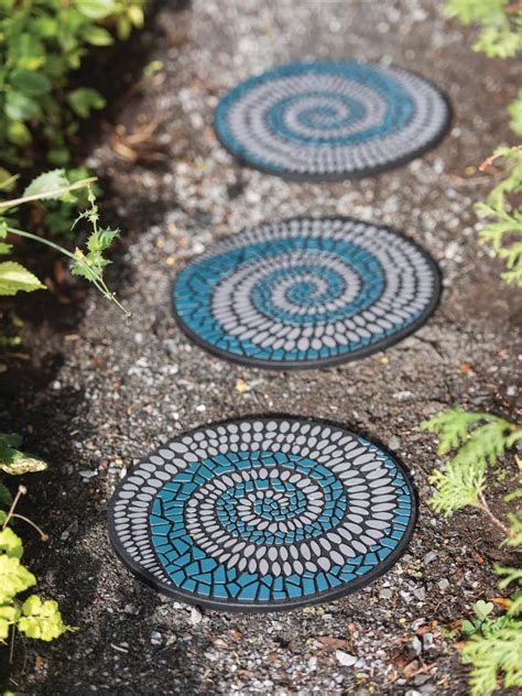 Mosaic Swirl Stepping Stone Recycled Rubber | Gardener's Supply