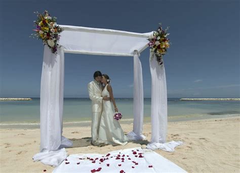 Grand Palladium Lady Hamilton Wedding - Modern Destination Weddings