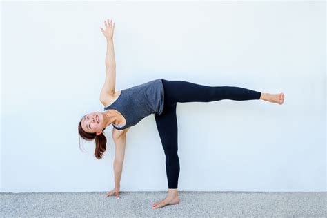 Half Moon Pose (Ardha Chandrasana): Steps, Variations & Benefits ...