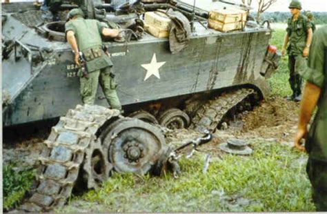 M113 APC damaged by a mine, 1967. | Militärgeschichte, Vietnamkrieg ...