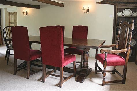 Oak Pedestal Table & Upholstered Chairs in Thatched Cottage
