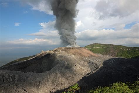 Indonesia (2019): Volcanoes of North Sulawesi and North Maluku, Tomohon ...