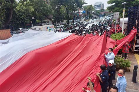 Merdeka! Bendera Merah Putih Raksasa Terbentang di Jakarta Pusat