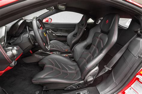 2016 Ferrari 488 GTB interior detail driver side - Motor Trend en Español