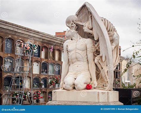 Kiss of Death Statue, Barcelona Editorial Stock Image - Image of grave, cemetery: 225097399