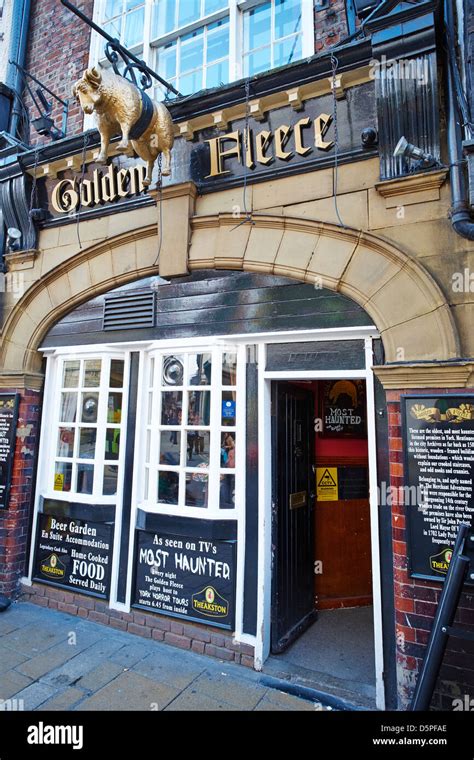 Facade of the Golden Fleece the most haunted pub in York, Pavement ...