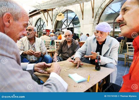 Mensen Bij De Urfa-bazaar in Turkije Redactionele Afbeelding - Image of turkije, mensen: 73174105