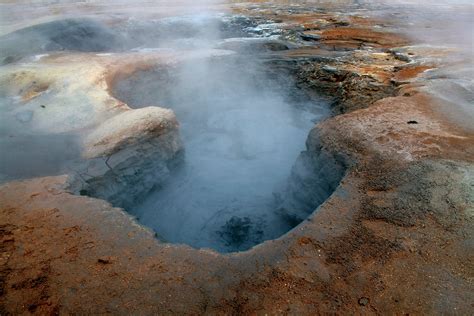 File:Fumarole im Feld Námafjall Hverir 6035.JPG - Wikimedia Commons