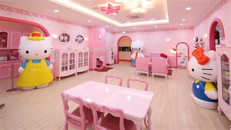 25 Adorable Hello Kitty Bedroom Decoration Ideas for Girls