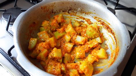 Lauki-paneer (bottle gourd-cottage cheese) butter masala | Indian ...