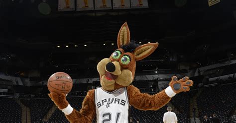 Spurs Mascot Catches Bat At AT&T Center [VIDEO] - CBS Detroit