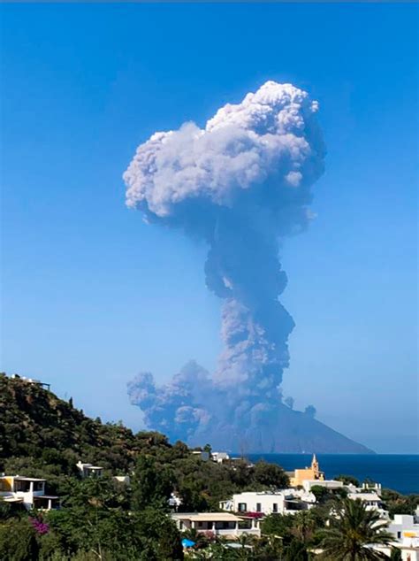 Stromboli volcano eruption: 'Tourists missing' after…