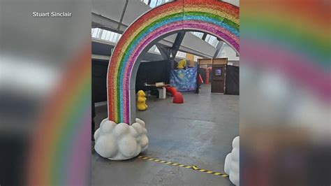 Willy Wonka immersive experience in Glasgow ends in chaos, police ...