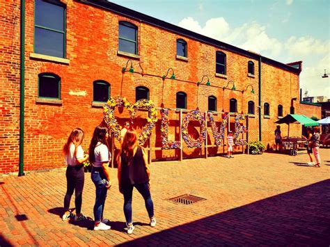 Shopping in Distillery District, Toronto - Traveling-Pari