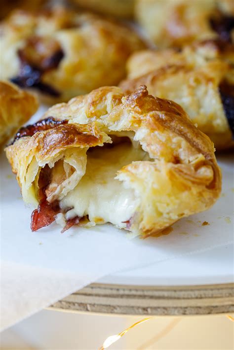 Cranberry and Brie puff pastry wreath - Simply Delicious