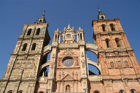 Top 12 Must-Visit Historical Tourist Attractions in Spain